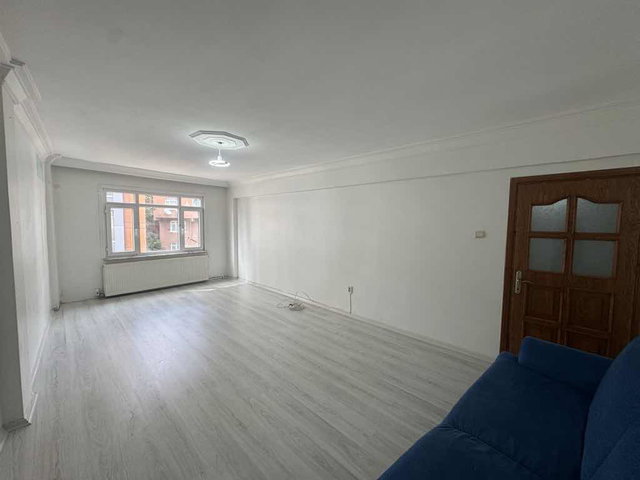 ÇELİKTEPE’DE 3. KAT BALKONLU KOMBİLİ BOŞ 2+1 KİRALIK DAİRE