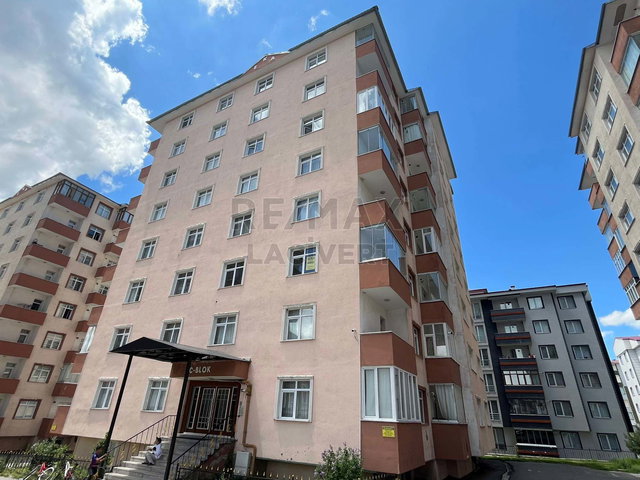 RE/MAX LACİVERT'TEN HİLALKENT'TE SATILIK 3+1 DAİRE