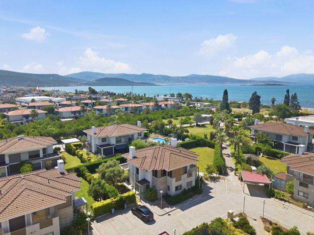 URLA İÇMELER CASAMARİN'DE 400M² ARSA PAYLI SATILIK VILLA