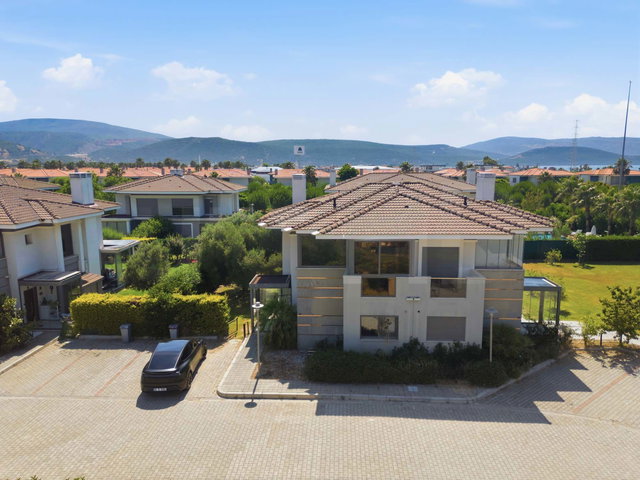 URLA İÇMELER CASAMARİN'DE 400M² ARSA PAYLI SATILIK VILLA