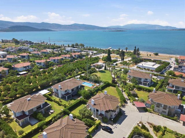 URLA İÇMELER CASAMARİN'DE 400M² ARSA PAYLI SATILIK VILLA