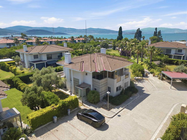 URLA İÇMELER CASAMARİN'DE 400M² ARSA PAYLI SATILIK VILLA