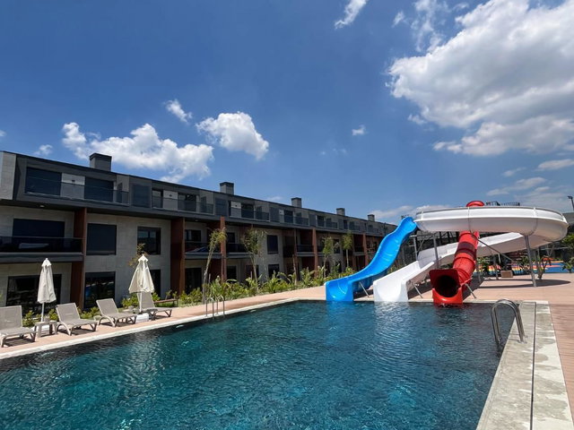ANTALYA DÖŞEMEALTI SUN CITY OTEL KONFORUNDA 1+1 GİRİŞ KATI HAVUZ MANZARALI SATILIK DAİRE