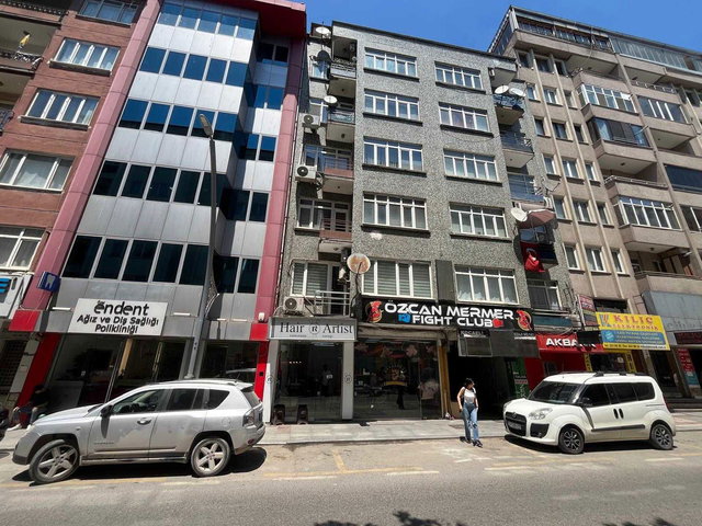 İZMIT İNÖNÜ CADDESINDE 32 M2 TERASLI SATILIK 2+1 DAIRE
