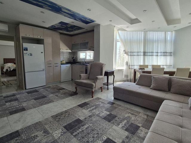 REMAX RİNA'DAN SOLİ SAHİL SİTESİNDE BAKIMLI EŞYALI 1+1