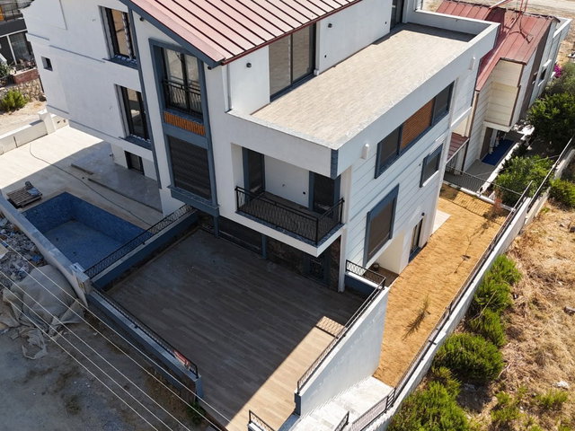 DIDIM HISAR MAHALLESI'NDE EŞSIZ DENIZ MANZARALI, GENIŞ VE LÜKS 3+3 VILLA