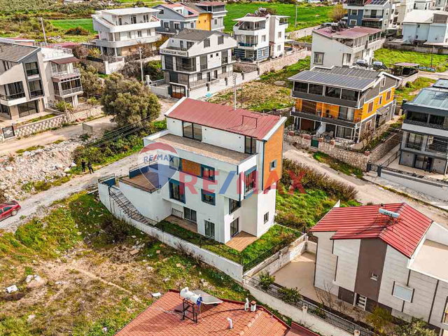 DIDIM HISAR MAHALLESI'NDE EŞSIZ DENIZ MANZARALI, GENIŞ VE LÜKS 3+3 VILLA