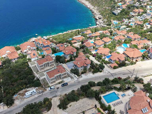 KAŞ ÇUKURBAĞ YARIMADASI’NDA ULTRA LÜKS DENİZ MANZARALI VİLLA  ISITMALI HAVUZLU •