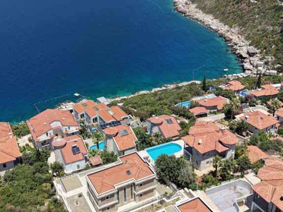 KAŞ ÇUKURBAĞ YARIMADASI’NDA ULTRA LÜKS DENİZ MANZARALI VİLLA  ISITMALI HAVUZLU •