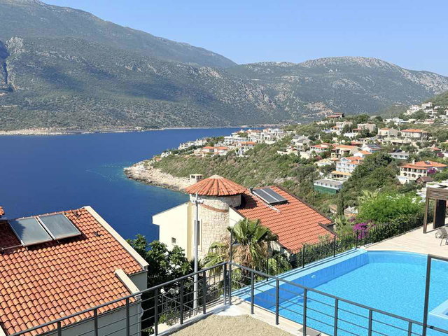 KAŞ ÇUKURBAĞ YARIMADASI’NDA ULTRA LÜKS DENİZ MANZARALI VİLLA  ISITMALI HAVUZLU •