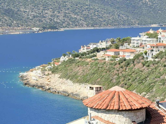KAŞ ÇUKURBAĞ YARIMADASI’NDA ULTRA LÜKS DENİZ MANZARALI VİLLA  ISITMALI HAVUZLU •