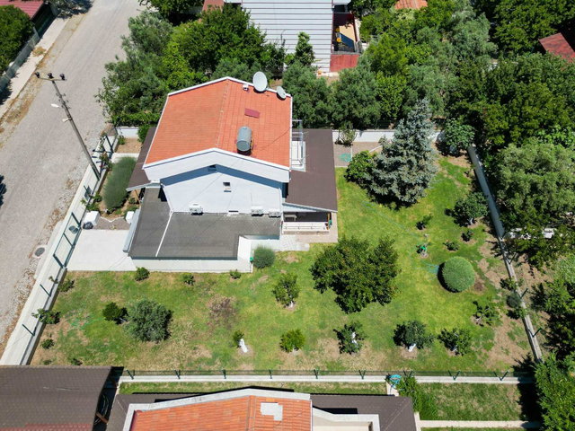 GÜLKENT SİTESİNDE 580 M2 ARSA İÇİNDE DENİZE 500 METRE BAKIMLI VE MASRAFSIZ 3+1 MÜSTAKİL YAZLIK