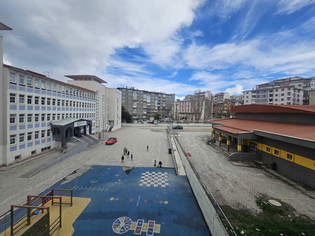REMAX İLKE'DEN ŞEHİR MER.'DE 3+1 BAKIMLI SATILIK ARA KAT DAİRE