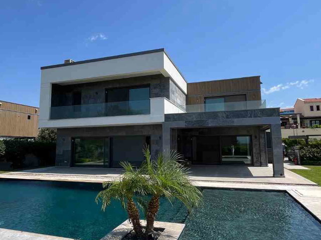 ÇEŞME'DE AKILLI VILLA: 5ODA, MÜSTAKIL HAVUZLU, PRESTIJLI KONUMDA