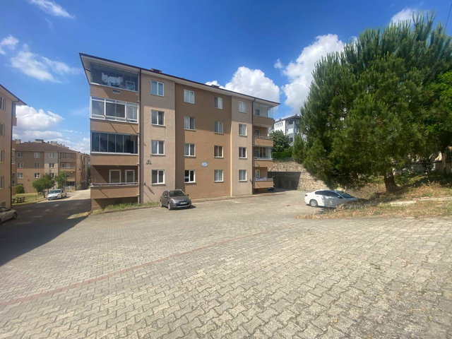 CAMILI'DE MERKEZI KONUMDA GENIŞ VE KONFORLU 140 M² 3+1 DAIRE