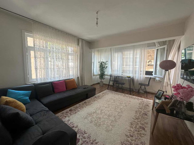ÇELIKTEPE'DE KÖŞE BINA CADDE ÜZERİ 2+1 SATILIK DAIRE