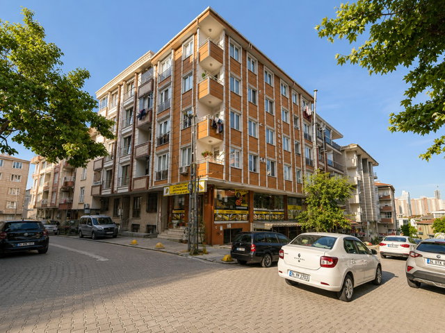 MERKEZİ KONUMDA BALKONLU CADDE CEPHELİ SATILIK 2+1 DAİRE