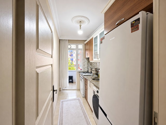 MERKEZİ KONUMDA BALKONLU CADDE CEPHELİ SATILIK 2+1 DAİRE