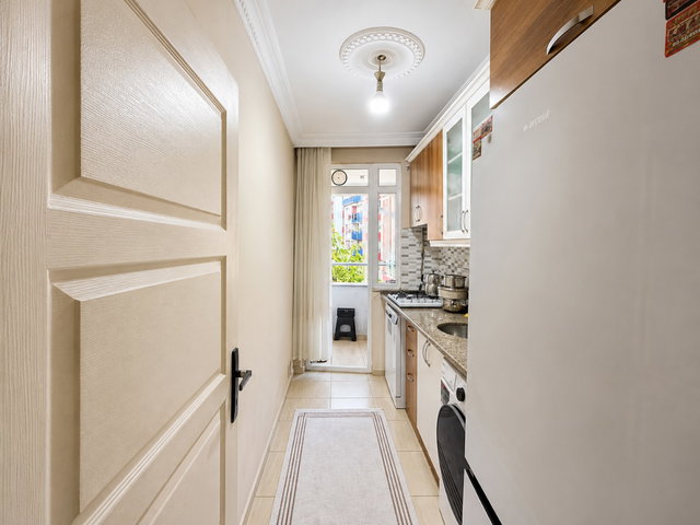 MERKEZİ KONUMDA BALKONLU CADDE CEPHELİ SATILIK 2+1 DAİRE
