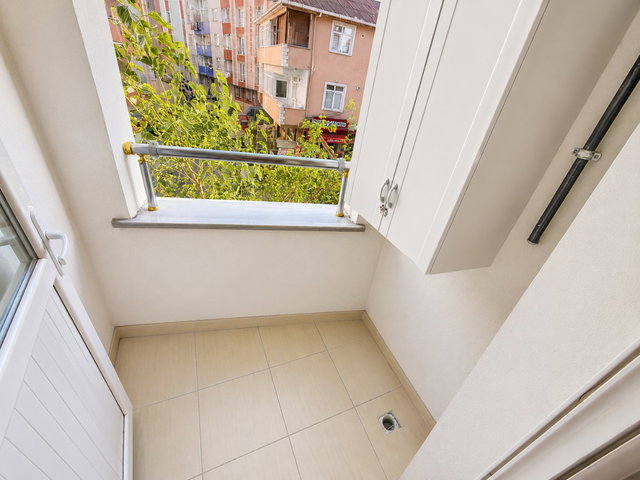 MERKEZİ KONUMDA BALKONLU CADDE CEPHELİ SATILIK 2+1 DAİRE