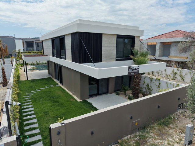 ÇEŞME ALAÇATI' DA LÜKS VE MODERN MİMARİ HAVUZLU 4+1 SATILIK LÜKS VİLLA