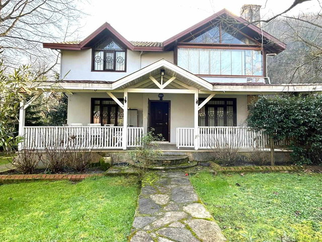 SAPANCA YANIK'DA 2500 M2 ARSA İÇERISINDE MÜSTAKIL HAVUZLU VILLA
