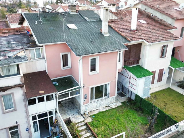 İLKYERLEŞİM MAHALLESİ ELELE SİTESİ’NDE SATILIK TRİPLEKS MÜSTAKİL EV