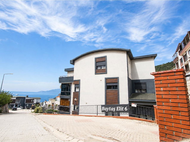 GEMLIK CUMHURIYET'TE DENIZ MANZARALI SATILIK LÜKS 5+1 DUBLEKS DAİRE | REMAX BEYAZ