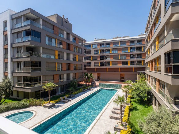 ÖDÜLLÜ ZEYTİNPARK RESIDENCE'DA TAM HAVUZ MANZARALI 2+1 DAİRE