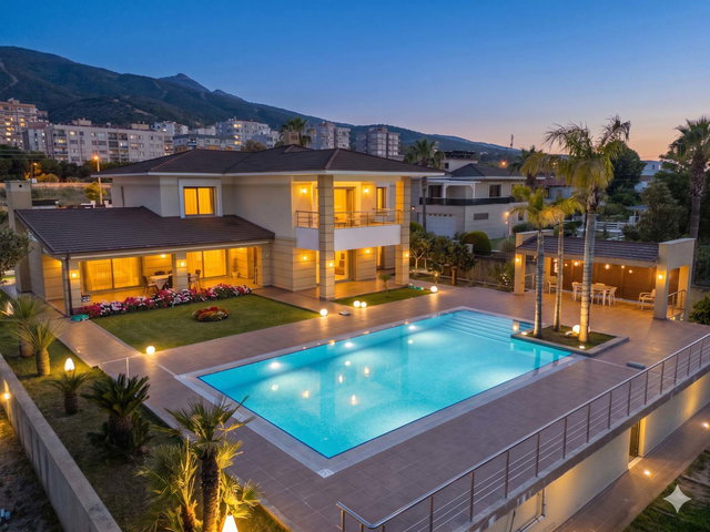 NARLIDERE ALTIEVLER'DE 4.000 M2 ARAZİ İÇİNDE MÜSTAKİL VİLLA