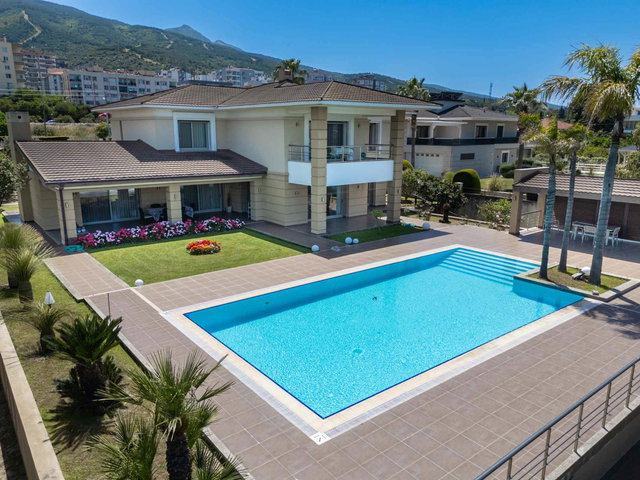 NARLIDERE ALTIEVLER'DE 4.000 M2 ARAZİ İÇİNDE MÜSTAKİL VİLLA