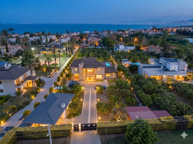 NARLIDERE ALTIEVLER'DE 4.000 M2 ARAZİ İÇİNDE MÜSTAKİL VİLLA