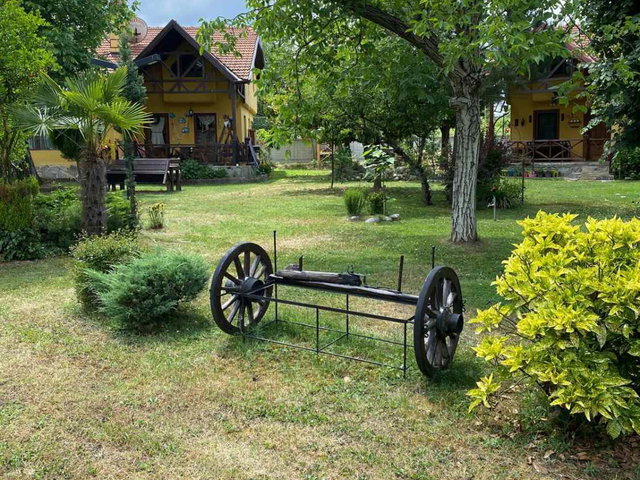 SAPANCA'DA ORMAN IÇINDE GÜVENLIKLI,HAVUZLU SITEDE , 3+1 VILLA