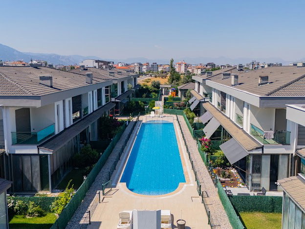 SKYLIFE DÖŞEMEALTI'NDA HAVUZLU SİTE İÇİ VİLLA