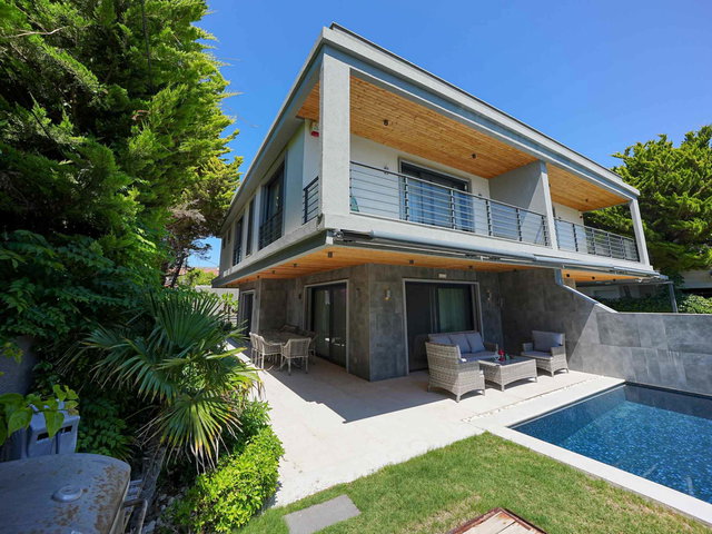ÇEŞME ILICA’DA HAVUZLU FULL EŞYALI ULTRA LÜKS TRIPLEKS VILLA