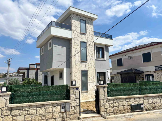 REMAX YELKEN'DEN TUZLA CD ÜZERI,DENİZE 500M MESAFE,D.GAZLI,TAM MÜSTAKİL