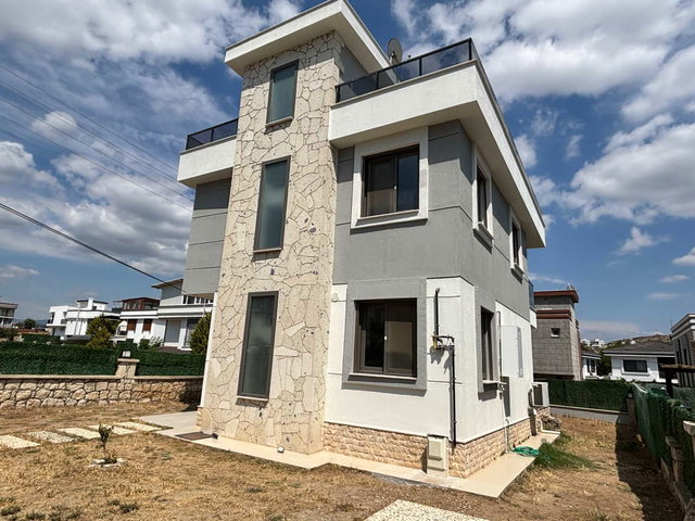REMAX YELKEN'DEN TUZLA CD ÜZERI,DENİZE 500M MESAFE,D.GAZLI,TAM MÜSTAKİL