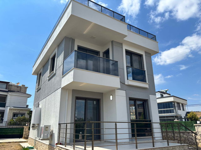 REMAX YELKEN'DEN TUZLA CD ÜZERI,DENİZE 500M MESAFE,D.GAZLI,TAM MÜSTAKİL