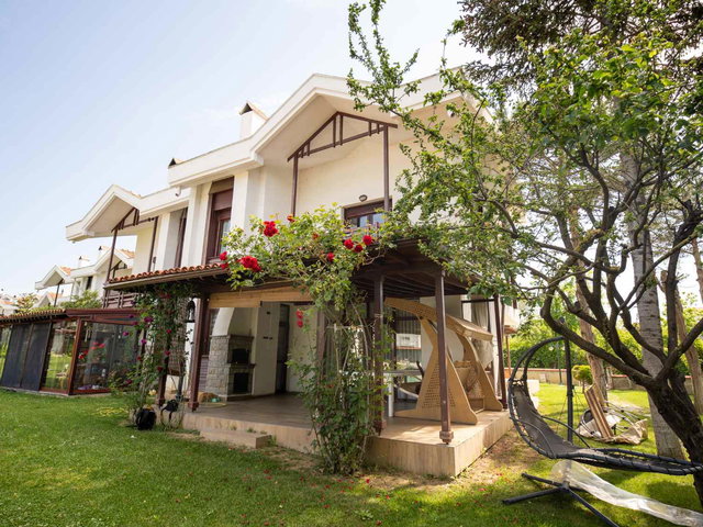 SİLİVRİ GARDENYA VİLLALARI'NDA HAVUZ CEPHELI TRİPLEKS VİLLA