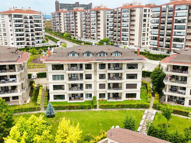 RE/MAX BEYAZ | DİKENCİK COUNTRY’DE TAMAMI YENİLENMİŞ, ÖZEL CEPHELİ PRESTİJLİ DAİRE