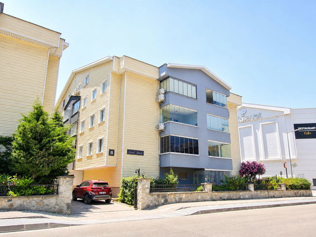 RE/MAX BEYAZ | BALAT SARAL SİTESİNDE BAHÇE KULLANIMLI 3+1 DAİRE