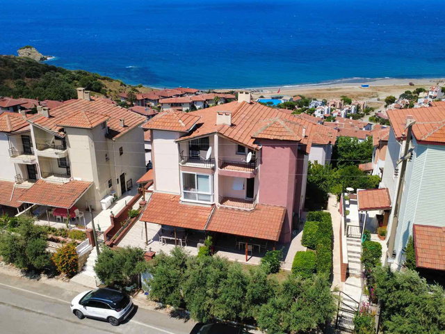 SEFERIHISAR ATATÜRK MAHALLESI PANORAMIK DENIZ MANZARALI, BAHÇELI VE EŞYALI 5+1  VİLLA