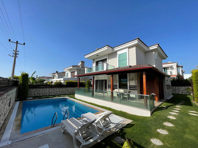 ALAÇATI MERKEZE YAKIN BAHÇELI ÖZEL HAVUZLU MÜSTAKIL 4+1 VILLA