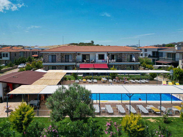AYVALIK KÜÇÜKKÖY MERKEZ'DE HAVUZLU SİTEDE ÖZEL TASARIMLI SATILIK 2+1 DAİRE