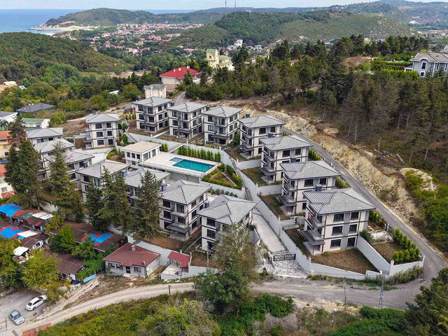 ŞILEDE SELVI KONAKLARI SITESINDE GENIŞ BAHÇELI 4+2 TRIPLEKS