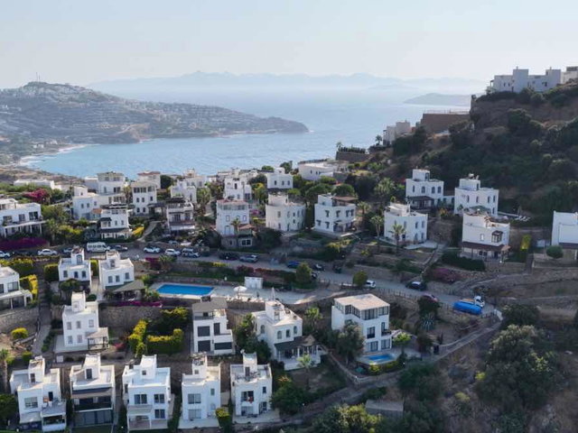 YALIKAVAK'TA DENIZ MANZARALI SITE IÇERISINDE MÜSTAKIL VILLA