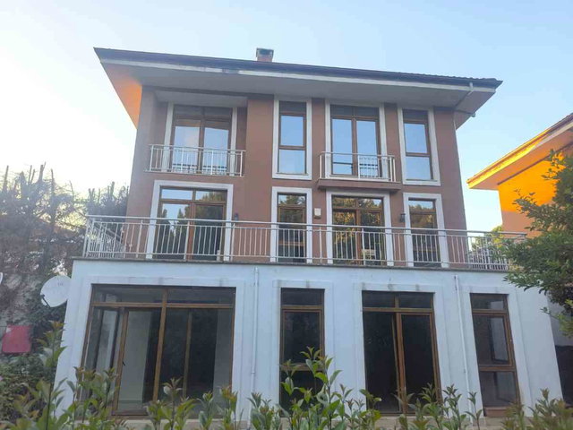 ORMAN HAVASI, ŞEHIR KONFORU BİR ARADA ÇEKMEKÖY MERKEZ'DE KIRALIK VILLA