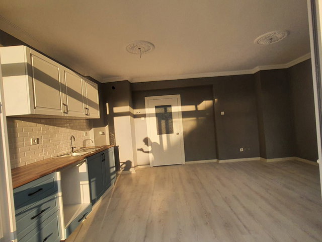 KARŞIYAKA ÇARŞI AKBANK SOKAĞINDA 2+1 İÇİ YAPILI DAİRE SATILIK