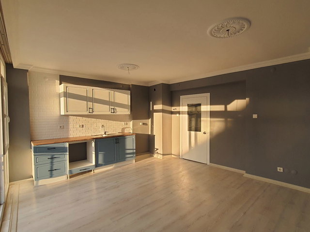 KARŞIYAKA ÇARŞI AKBANK SOKAĞINDA 2+1 İÇİ YAPILI DAİRE SATILIK