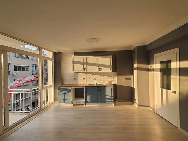 KARŞIYAKA ÇARŞI AKBANK SOKAĞINDA 2+1 İÇİ YAPILI DAİRE SATILIK